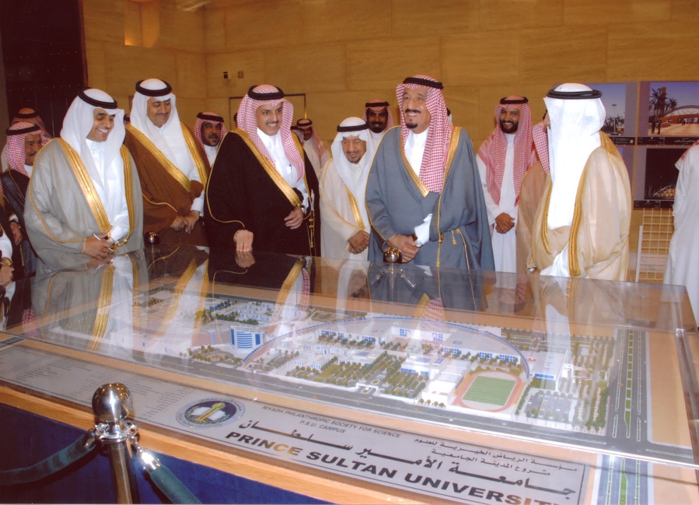 صاحب السمو الملكي الأمير سلمان بن عبدالعزيز أمير منطقة الرياض رئيس مؤسسة الرياض الخيرية للعلوم يطّلع على مجسّم