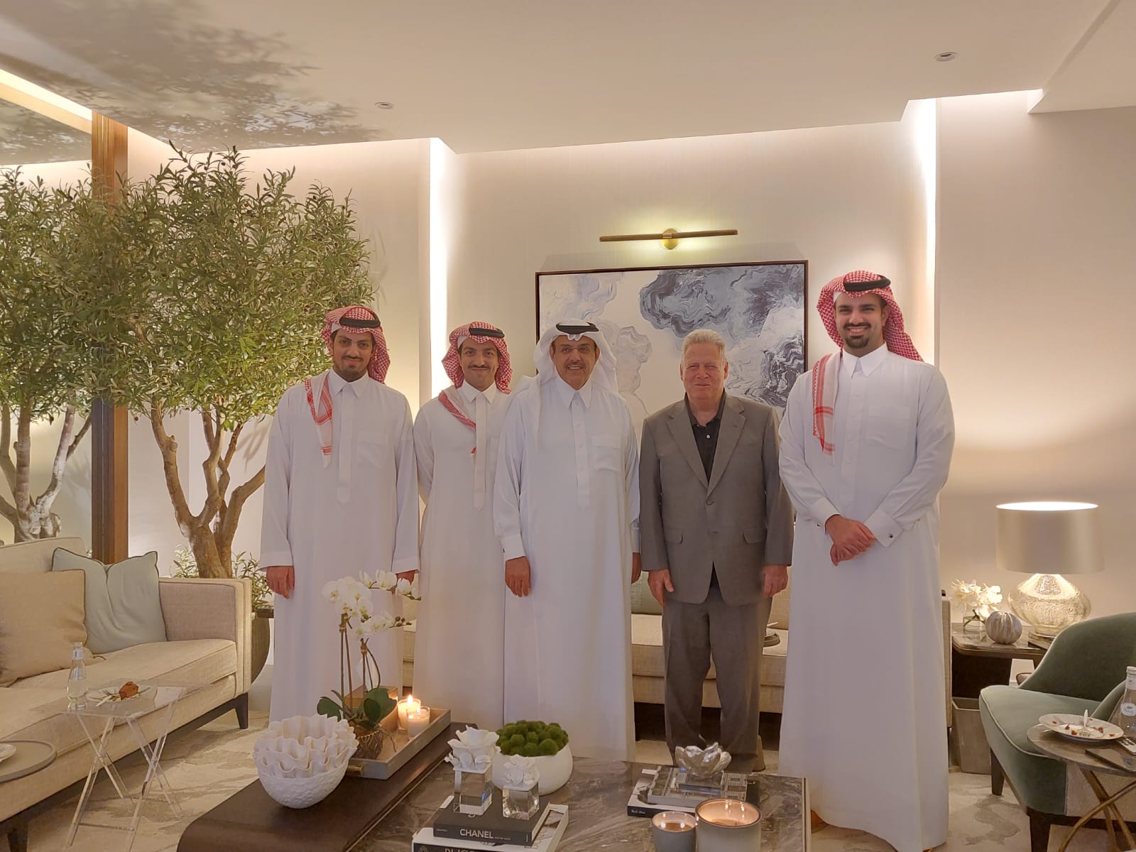 صاحب السمو الأمير د. عبدالعزيز بن عياف وأبناء سموه د. فيصل ونواف وسلمان وبحضور الدكتور جيمس ستيل في منزل سموه