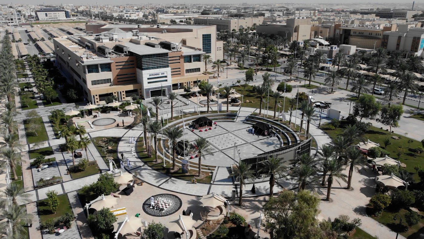 جانب آخر من ساحة الرياض في جامعة الأمير سلطان ويتضح فيها مبنى كلية الهندسة